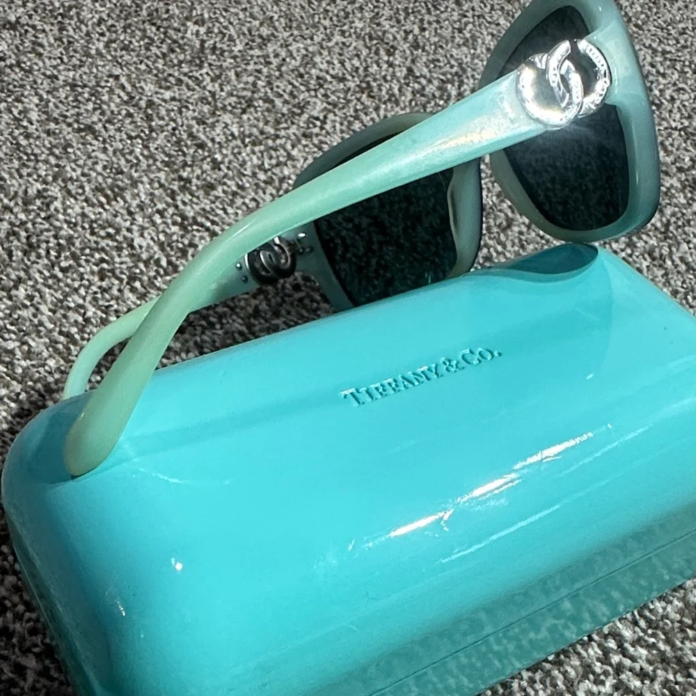 Tiffany & Co. Black Oversized Women's Sunglasses with Tiffany Blue Case - Picture 4 of 14